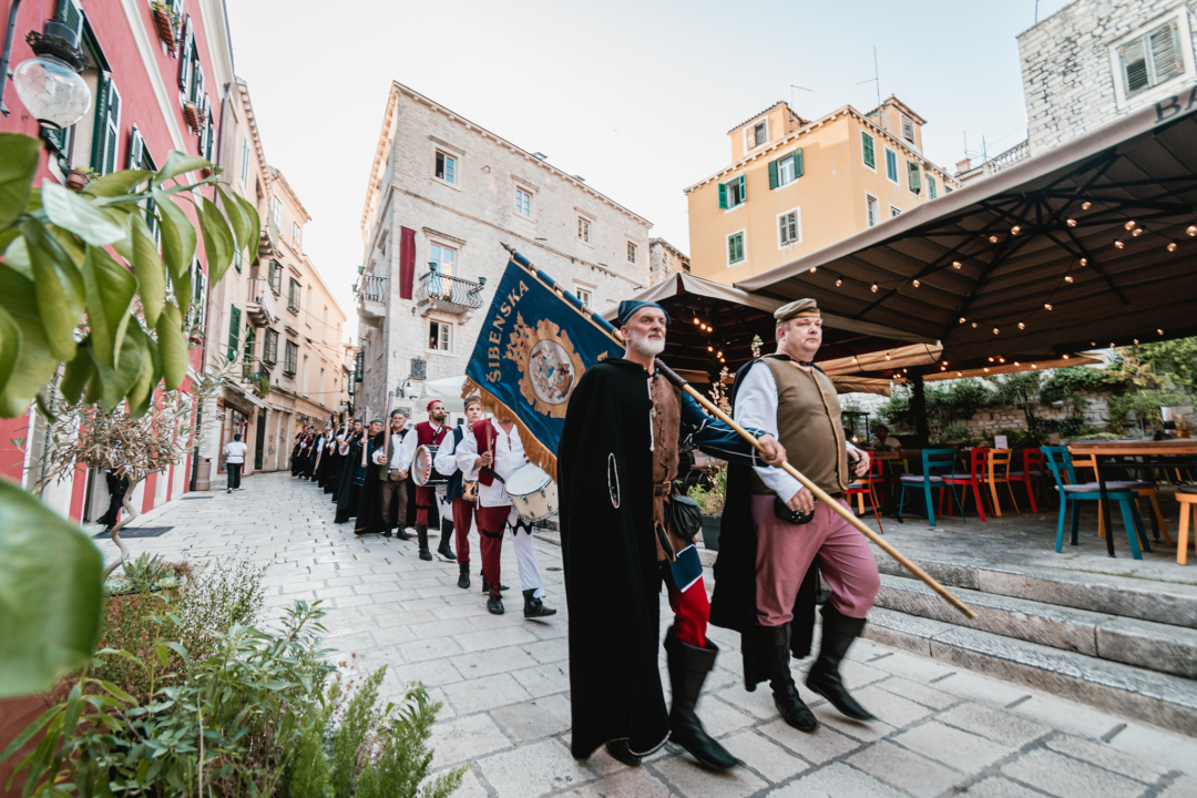 Šibenik se vratio u srednji vijek: Gradska straža i vitezovi kod katedrale ‘upali’ na vjenčanje!