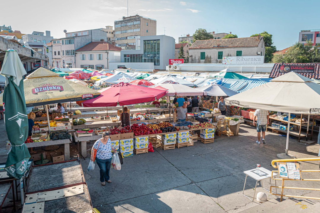 Na pijaci smo pronašli prve žižule, a na peškariji solidnu ponudu ribe: 'Što turisti znaju što je divlji, a što uzgojen brancin' 
