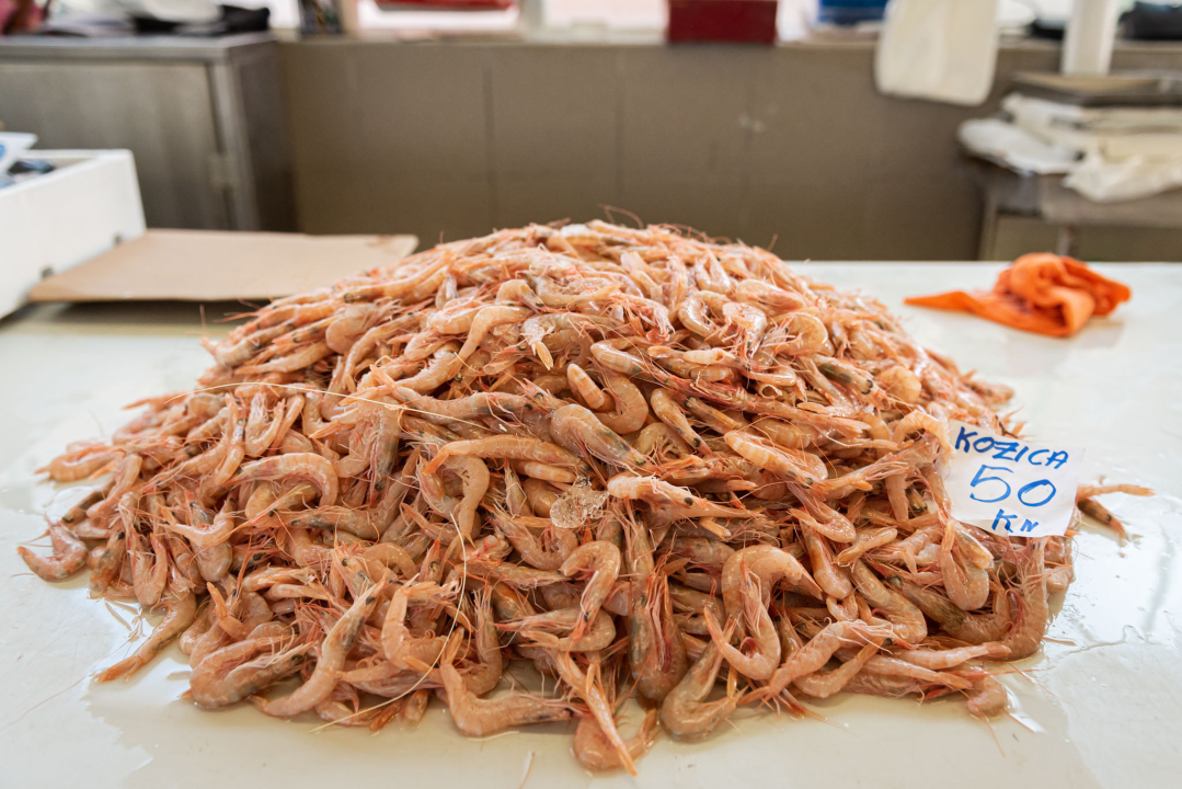 Na pijaci smo pronašli prve žižule, a na peškariji solidnu ponudu ribe: 'Što turisti znaju što je divlji, a što uzgojen brancin' 