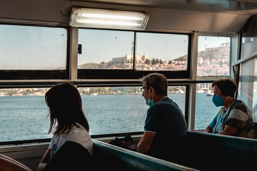 Na Zlarinu vrijeme sporije teče: Ljudi su po kafićima, sunčaju se, rade na brodovima...ključna riječ je 'pomalo'!