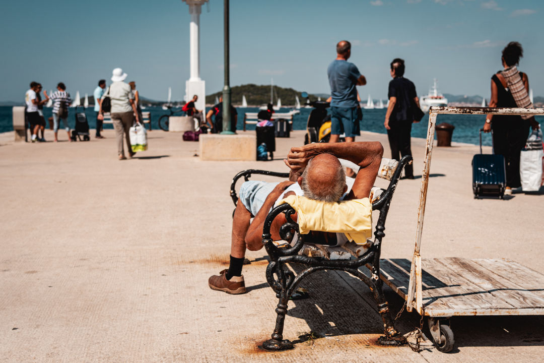 Na Zlarinu vrijeme sporije teče: Ljudi su po kafićima, sunčaju se, rade na brodovima...ključna riječ je 'pomalo'!