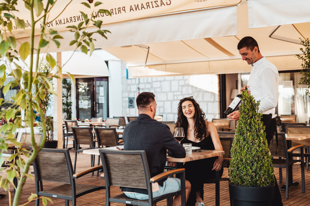 Terasa hotela Jadran ovog ljeta ‘vraćena’ Šibenčanima, a svirke uživo nastavljaju i nakon sezone! 