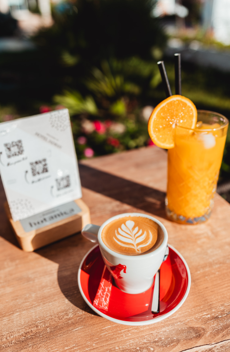 Terasa hotela Jadran ovog ljeta ‘vraćena’ Šibenčanima, a svirke uživo nastavljaju i nakon sezone! 