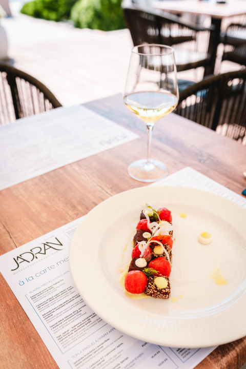 Terasa hotela Jadran ovog ljeta ‘vraćena’ Šibenčanima, a svirke uživo nastavljaju i nakon sezone! 