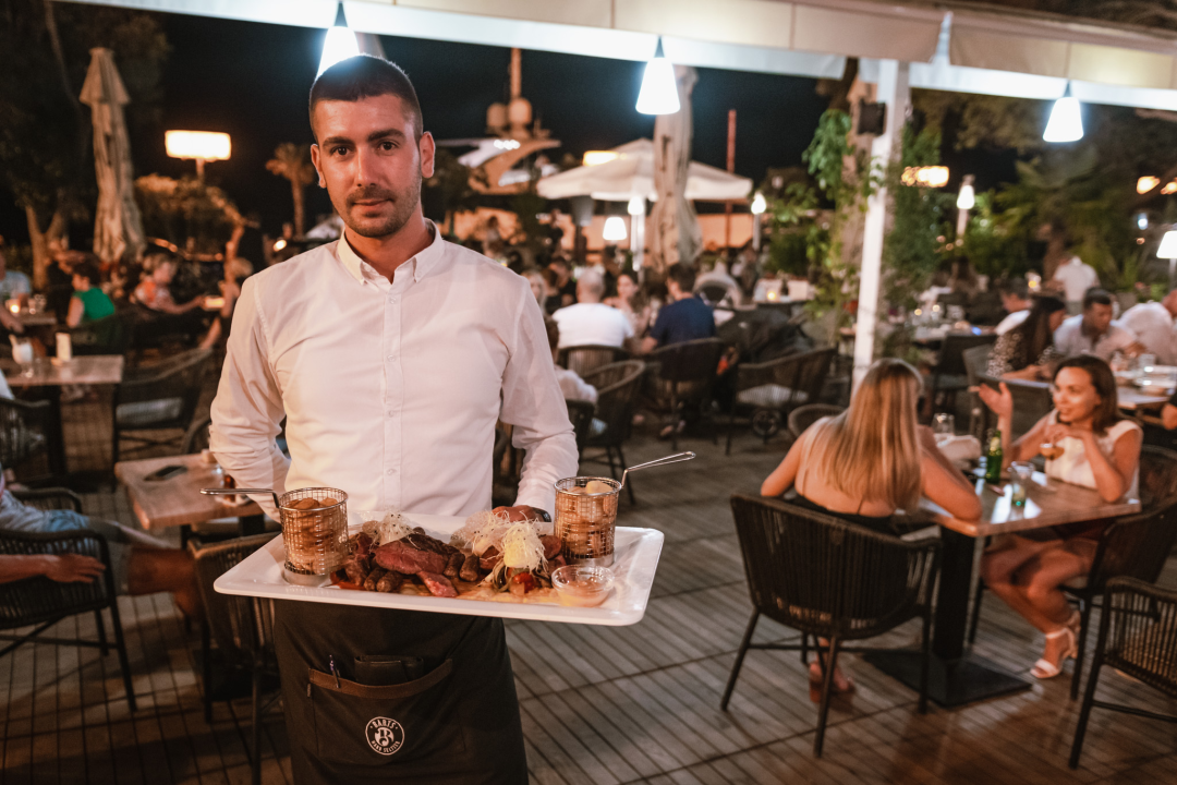 Terasa hotela Jadran ovog ljeta ‘vraćena’ Šibenčanima, a svirke uživo nastavljaju i nakon sezone! 