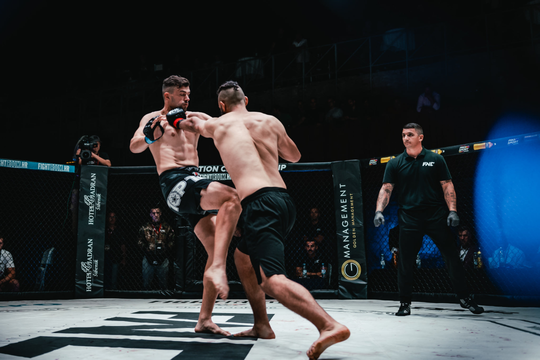 Borilački spektakl na Tvrđavi sv. Mihovila: ‘Croata‘ uspavao Vasu Bakočevića u prvoj rundi borbe 