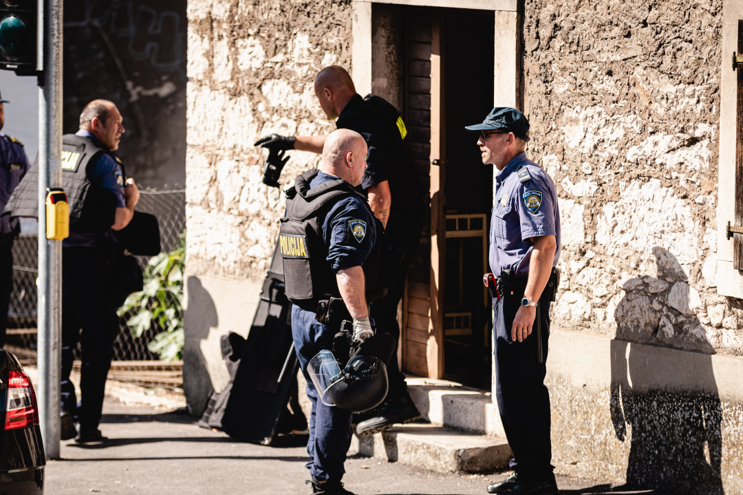 Razbojništvo u ljekarni kod Kronjinog magazina: Nema ozlijeđenih, razbojnik uhićen u blizini