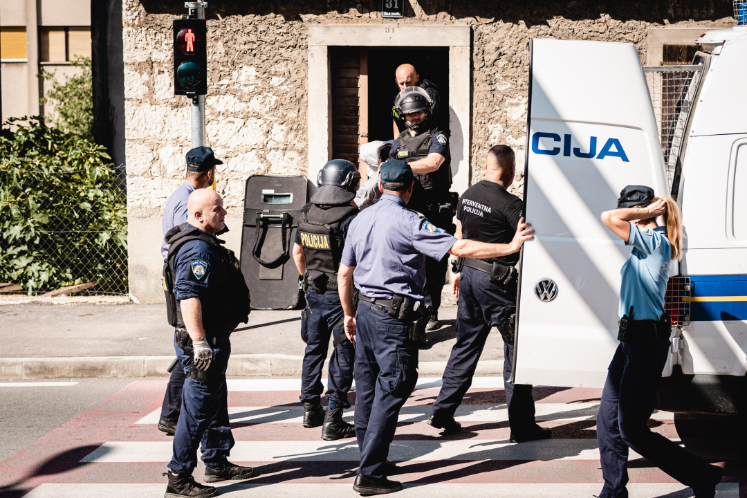 Razbojništvo u ljekarni kod Kronjinog magazina: Nema ozlijeđenih, razbojnik uhićen u blizini