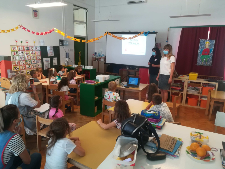 Djelatnice Crvenog križa djecu iz vrtića Vidici učile o neprijateljima zdravlja 
