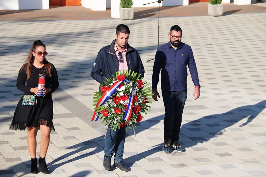 Na Kvanju položeni vijenci i zapaljene svijeće za sugrađane koji su kroz povijest dali doprinos za Šibenik