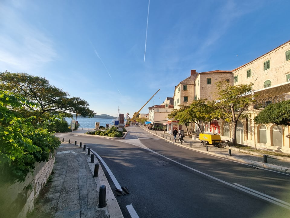 Dizalica iskrcala veliku čeličnu konstrukciju kod kapetanije: Vozilo se tik uz more