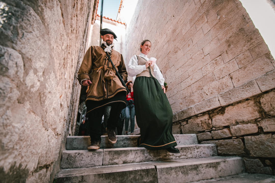 Od brudetože, priko buklije do dišpetože: Šibenski vodiči odličnom turom do suza nasmijali sugrađane 