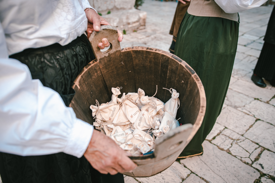 Od brudetože, priko buklije do dišpetože: Šibenski vodiči odličnom turom do suza nasmijali sugrađane 