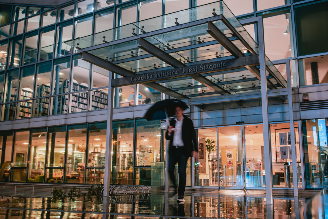 Kiša i jugo ispraznili grad: Prolaznika je malo, ali nekima ne smeta vožnja romobila po kiši