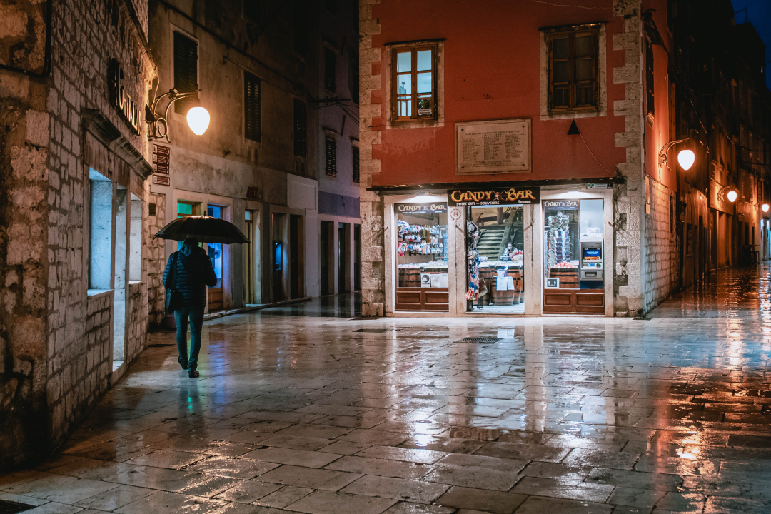 Kiša i jugo ispraznili grad: Prolaznika je malo, ali nekima ne smeta vožnja romobila po kiši