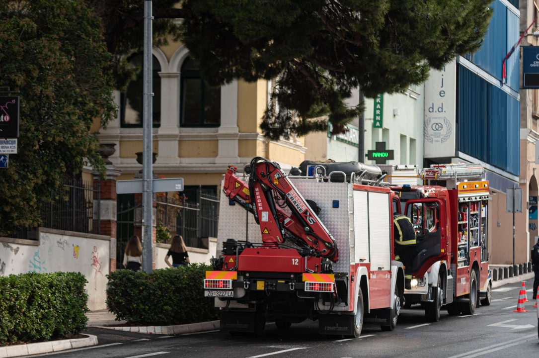 Urušila se kuća u centru Šibenika, dio pao na susjedni kafić: 'Nema većeg oštećenja, sva sreća da nitko nije stradao'