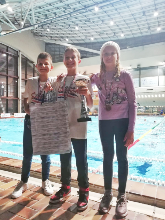 Mali plivači i plivačice iz Kluba Šibenik na 'Zlatnom dupinu' u Splitu osvojili sedam medalja i jedan pehar