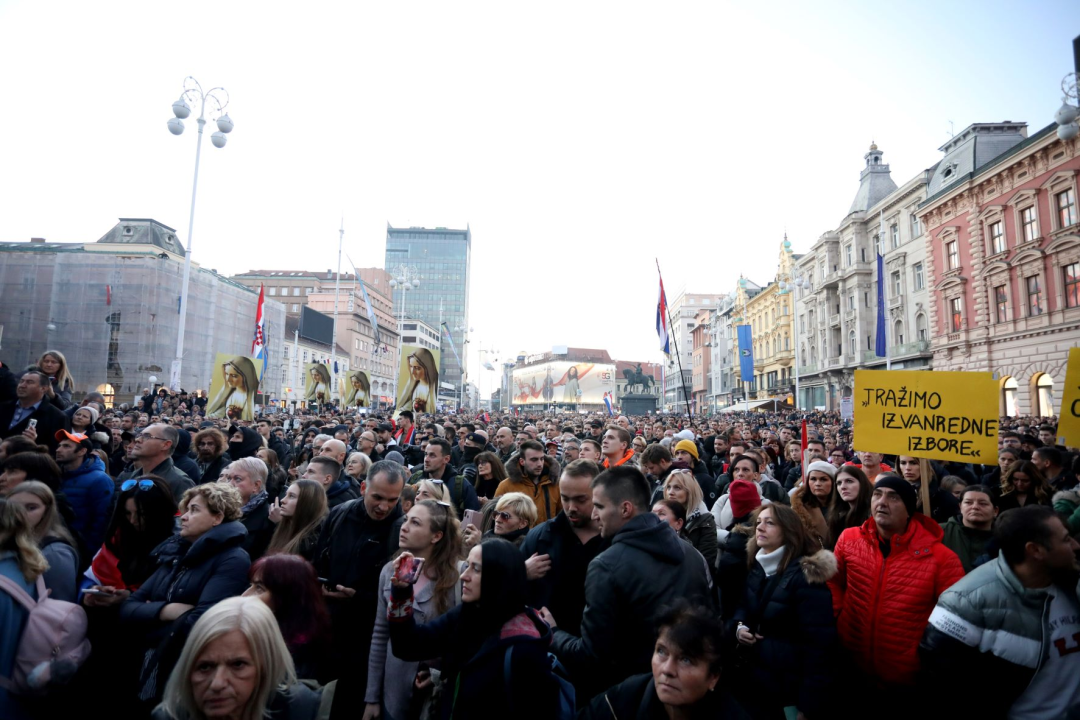 Završio prosvjed u Zagrebu: Pogledajte atmosferu u Zagrebu, okupljene i transparente koje su nosili