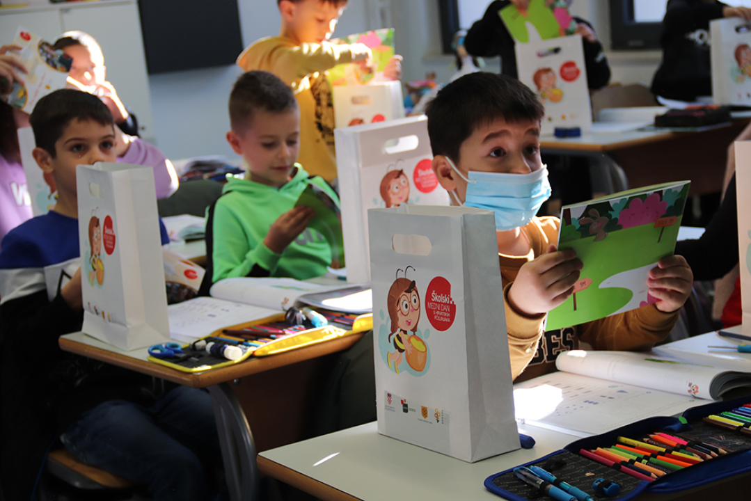 Medni dan obilježen u školama: Po teglica meda za svakog šibenskog prvašića