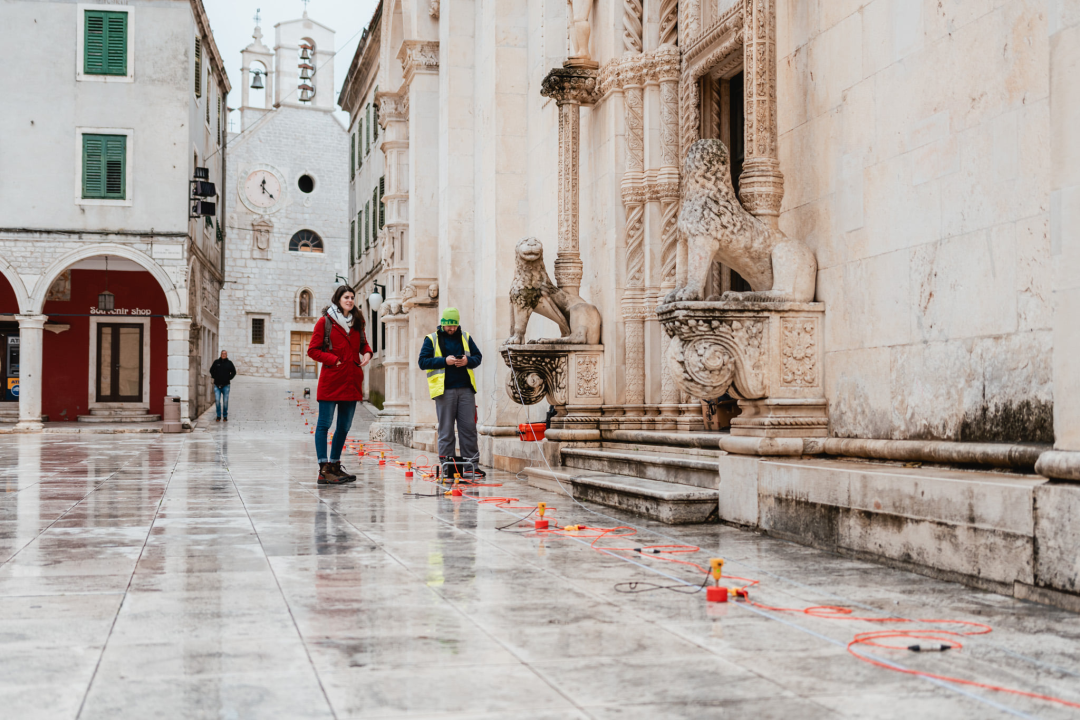 Saznali smo što to ekipa s PMF-a ovih dana radi ispred šibenske katedrale