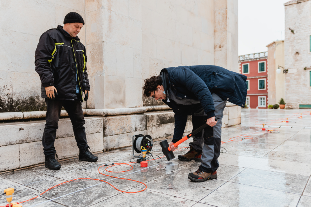 Saznali smo što to ekipa s PMF-a ovih dana radi ispred šibenske katedrale