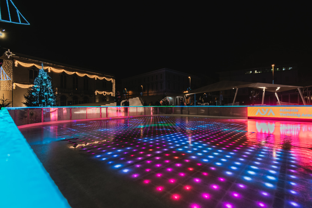 Klizalište na Poljani izgleda bajkovito! Prvi klizači na led  prošaran svjetlosnim efektima mogu već u subotu poslijepodne