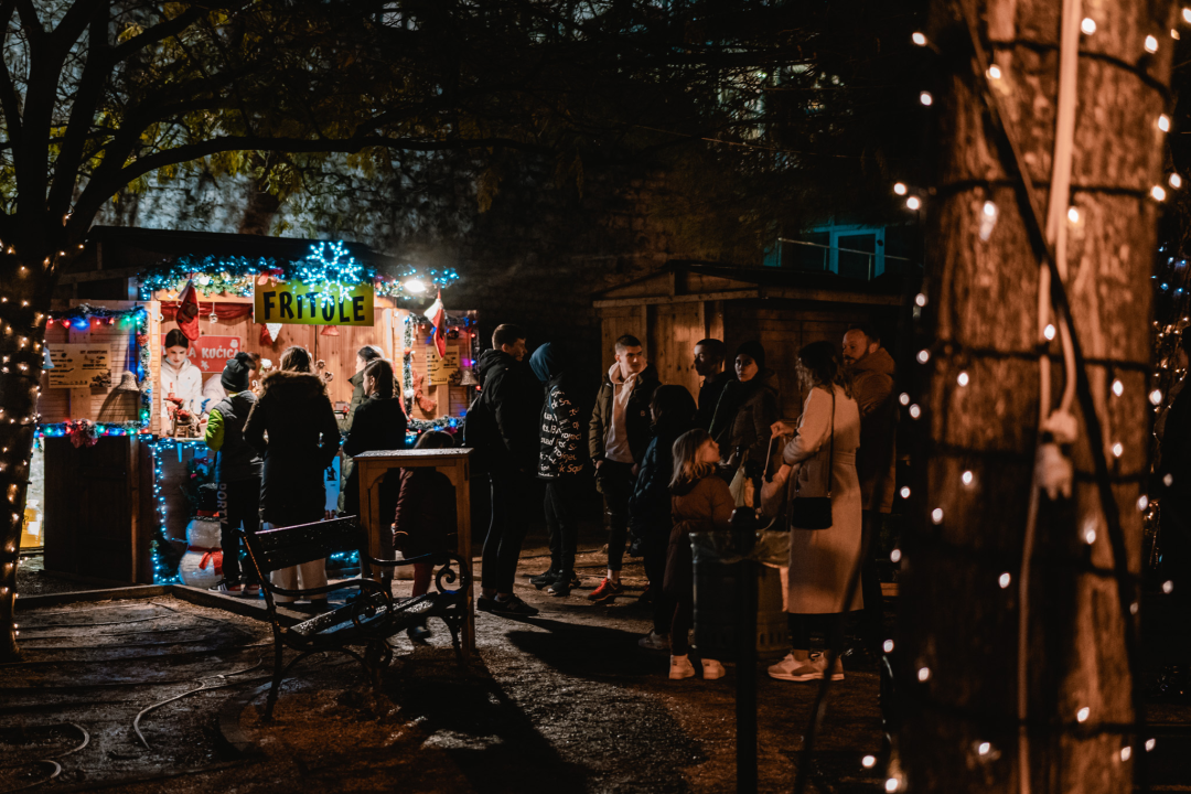 Kralj prvih plesova svojim baladama ugrijao srca Adventurista u Parkiću