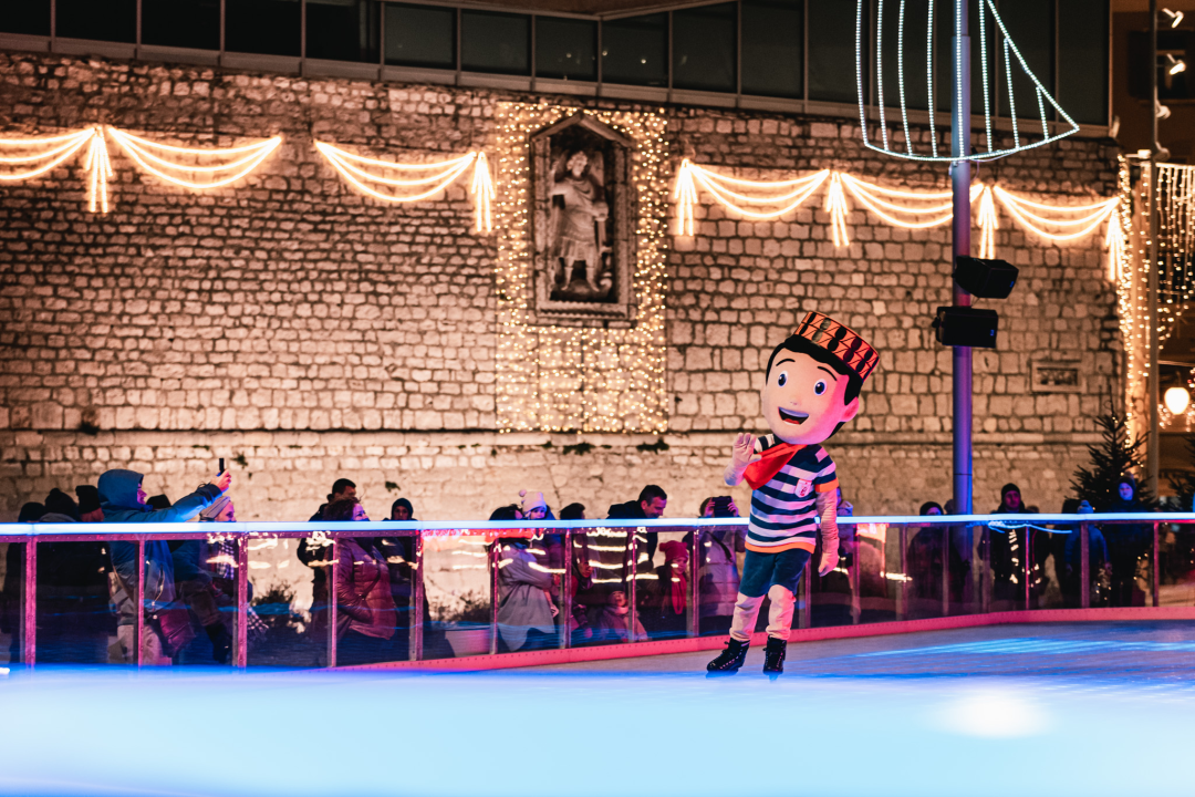 Bajkovito disco klizalište zvijezda na vrhu šibenske Adventure!