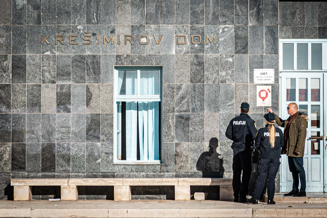 Neka budala išarala je ružičastom bojom brončani Vilin reljef Šibenika pred gradskom upravom 