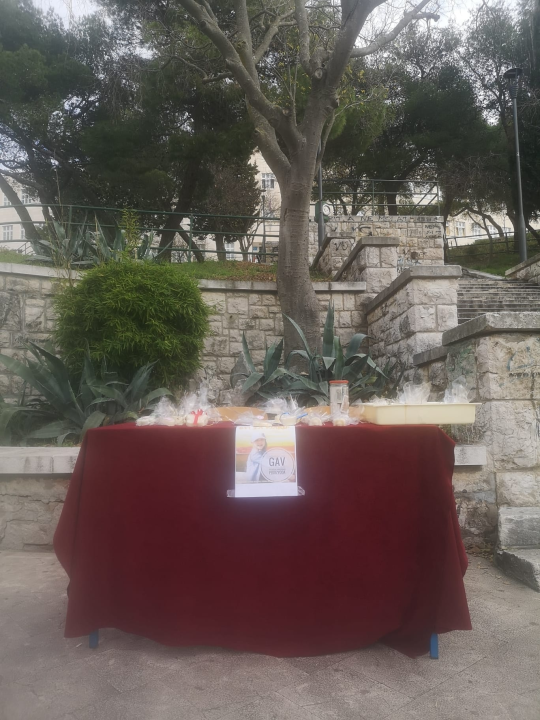 Šibenski gimazijalci u školi prikupili 5826 kuna za liječenje male Kiare