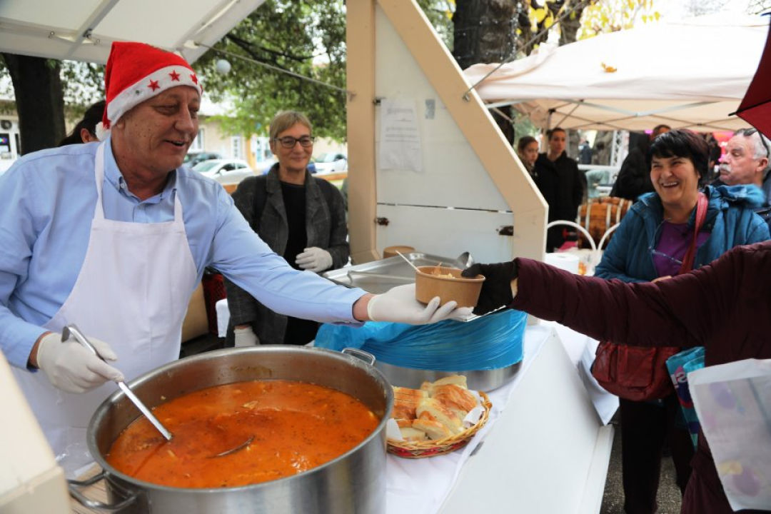Pijat bakalara, čaša vina i muzika uživo: Pogledajte kako je danas bilo u parku na vodičkoj Poljani 