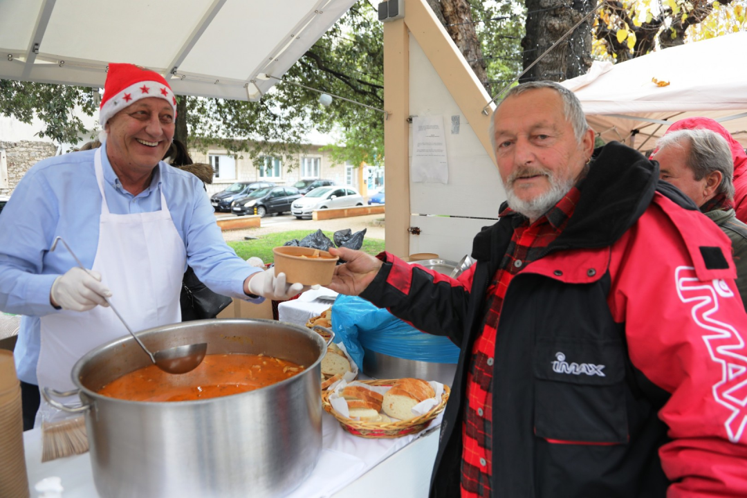 Pijat bakalara, čaša vina i muzika uživo: Pogledajte kako je danas bilo u parku na vodičkoj Poljani 