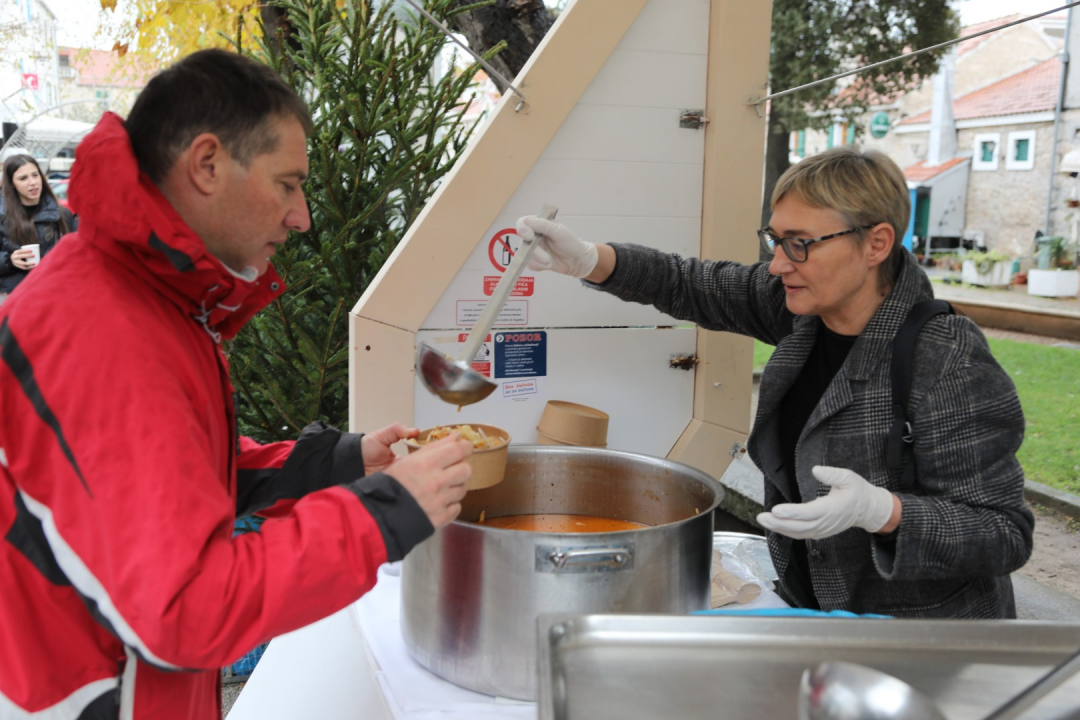 Pijat bakalara, čaša vina i muzika uživo: Pogledajte kako je danas bilo u parku na vodičkoj Poljani 