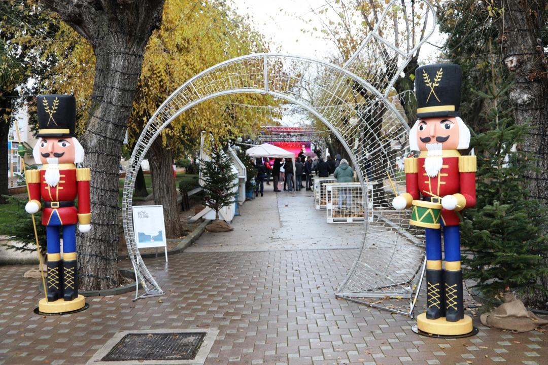 Pijat bakalara, čaša vina i muzika uživo: Pogledajte kako je danas bilo u parku na vodičkoj Poljani 