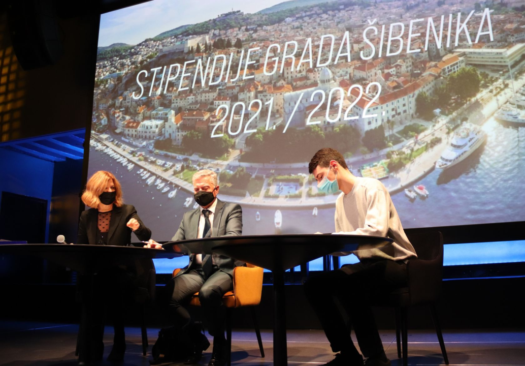 Gradonačelnik Burić u Kući umjetnosti Arsen šibenskim studentima dodijelio stipendije 