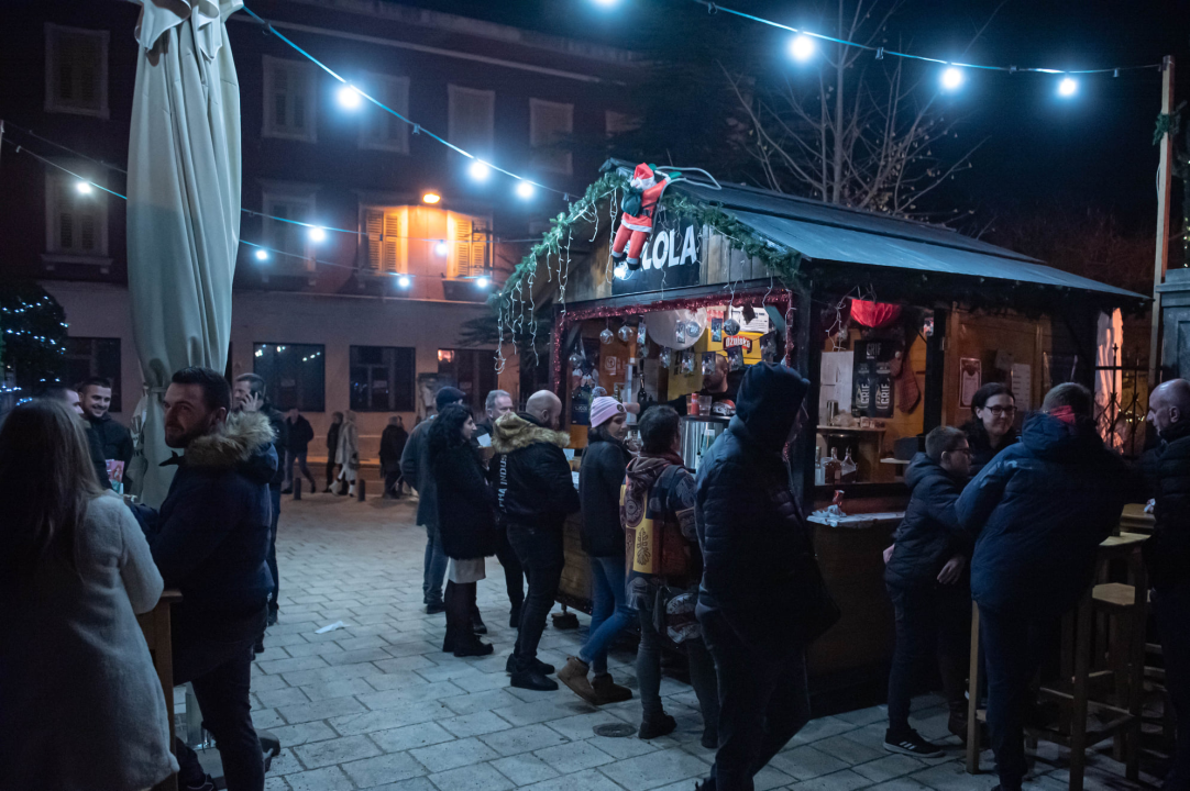 Disco Gimnazija u đardinu vratila Šibenčane u dobra stara vremena: Pogledajte kako je bilo 