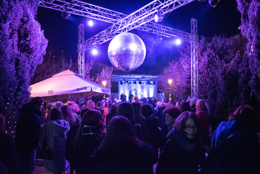 Disco Gimnazija u đardinu vratila Šibenčane u dobra stara vremena: Pogledajte kako je bilo 