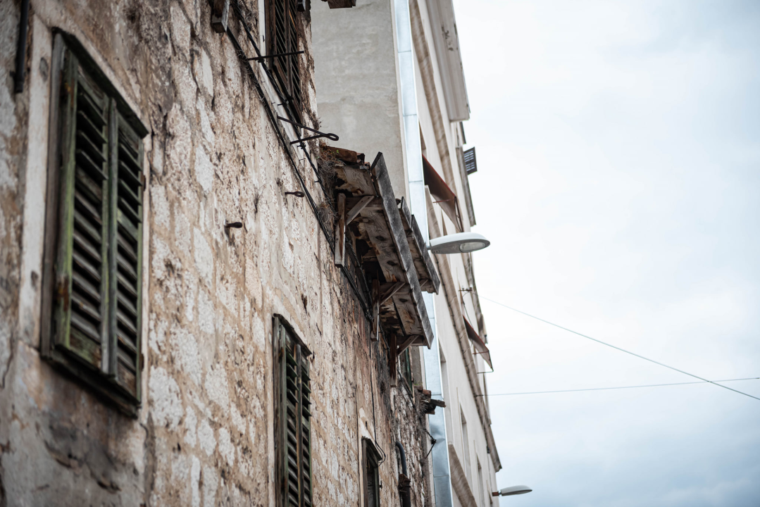Što se sve raspada u staroj gradskoj jezgri Šibenika: Komunalci su snimili šest kritičnih točaka, u stvarnosti ih ima puno više