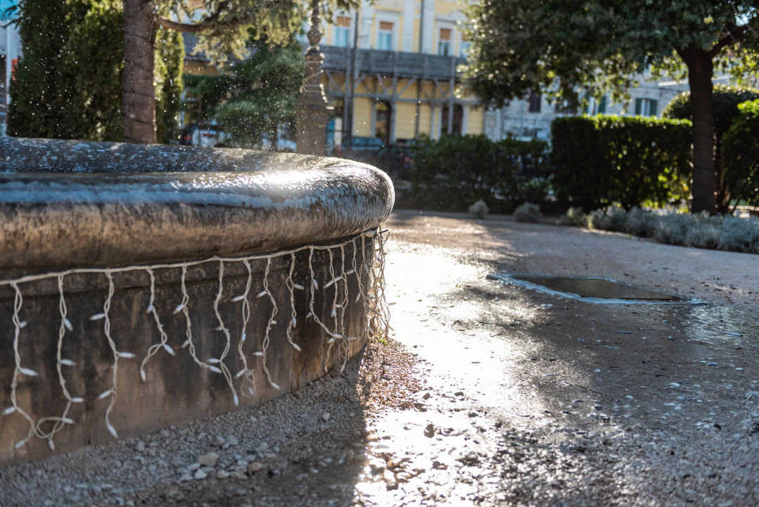 Zaledila fontana: Prije nego posegnete za mobitelom fotkati ovaj prizor u đardinu, pripazite gdje stajete