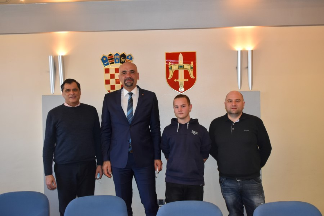 Župan Jelić primio mladog šibenskog biologa Sebastiana Ćatu: Zbog otkrića novih vrsta poklonio mu enciklopediju