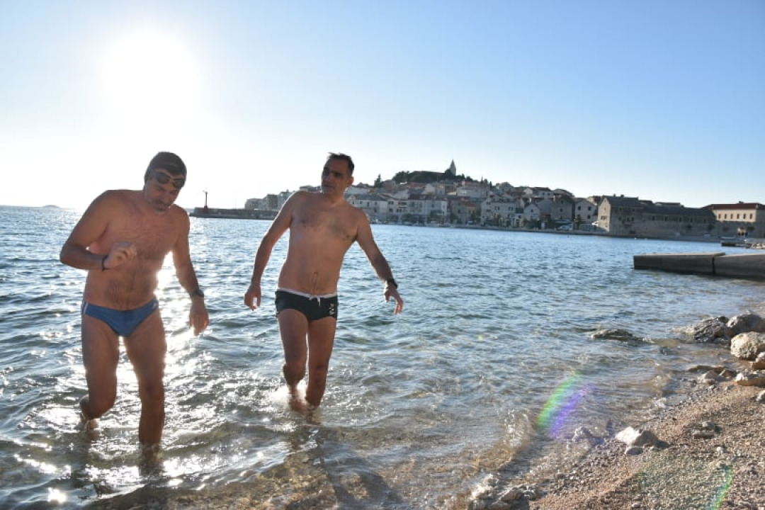 Dvojica kupača u Primoštenu iskoristili sunčanu nedjelju za banjadu pa stoj na glavi 