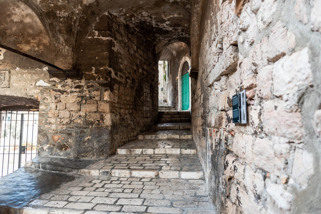 Počinje obnova najstarije šibenske ulice: Uskoro uređenje svodova srednjovjekovne kule kod bunara, starih grbova, kamena i freski 