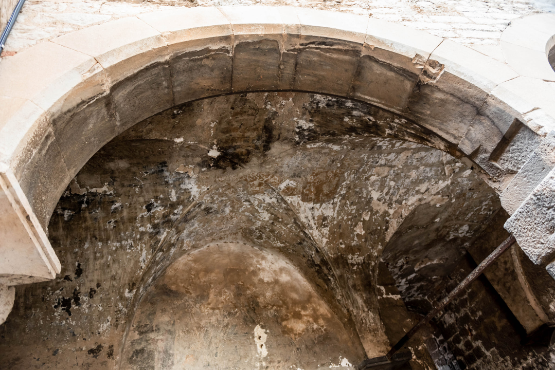 Počinje obnova najstarije šibenske ulice: Uskoro uređenje svodova srednjovjekovne kule kod bunara, starih grbova, kamena i freski 