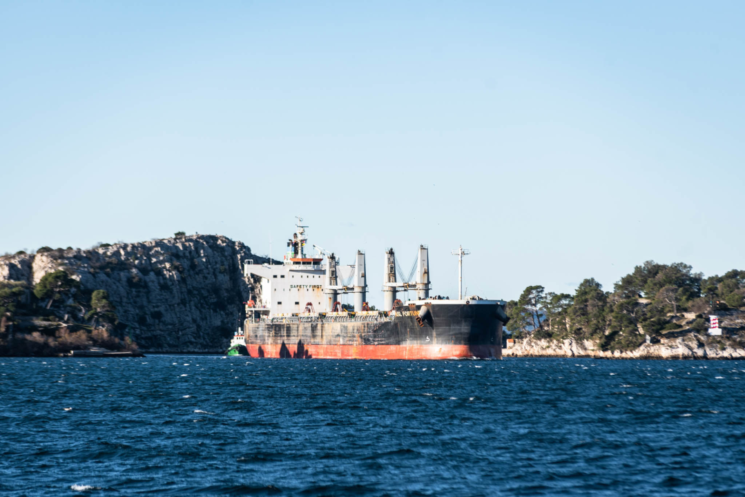Najveći brod koji je ikad prošao kroz šibenski kanal: Ovaj div prevozi aluminij, pogledajte kako je izgledalo uplovljavanje u grad