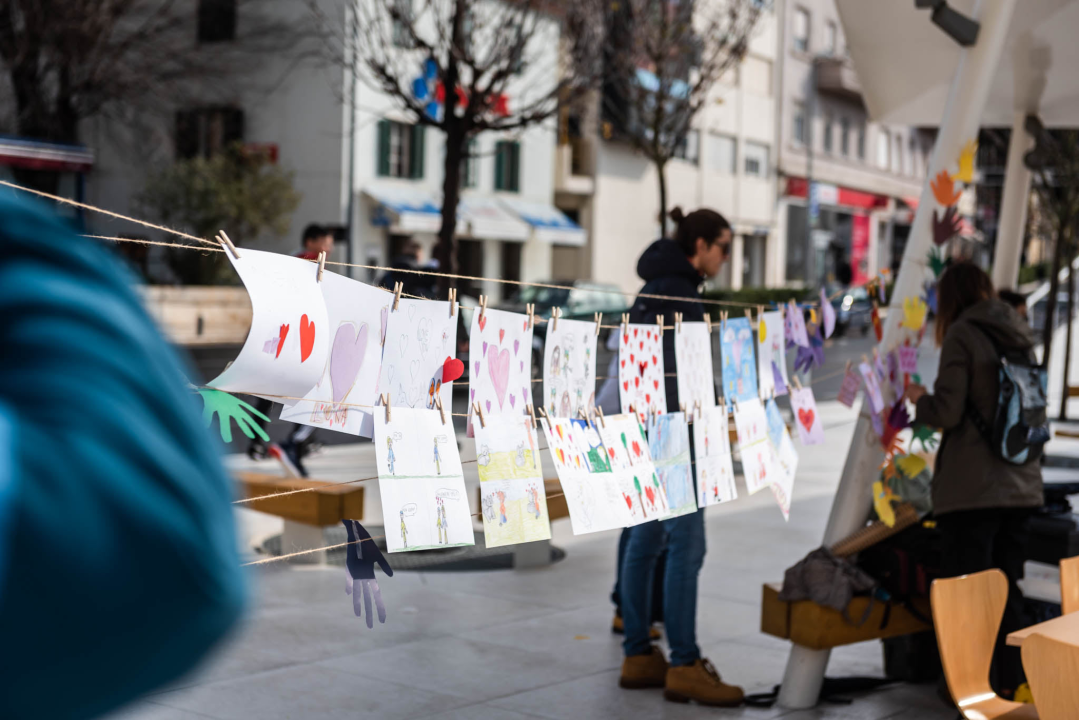 Kiša ubila romantiku Valentinova u Šibeniku: Na Poljani ruže, dječak Paško, nešto djece i slučajni prolaznici