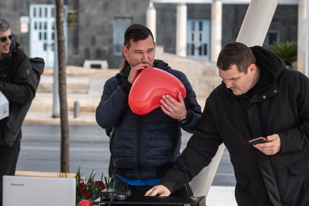 Kiša ubila romantiku Valentinova u Šibeniku: Na Poljani ruže, dječak Paško, nešto djece i slučajni prolaznici