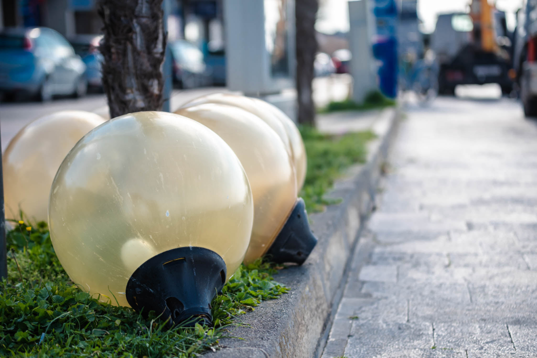 Počeli radovi na rivi: Prvo mijenjaju rasvjetne stupove na potezu od kolodvora prema mulu Krke 