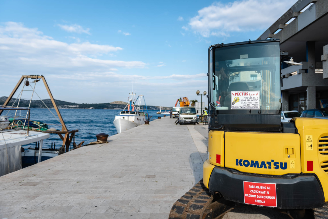 Počeli radovi na rivi: Prvo mijenjaju rasvjetne stupove na potezu od kolodvora prema mulu Krke 