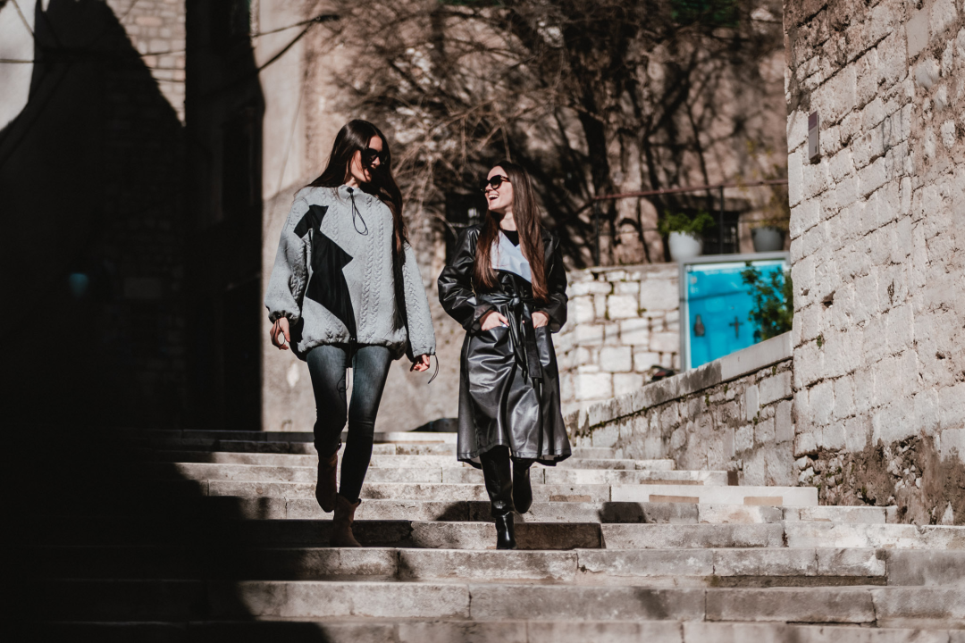 Galerija Juraj Dalmatinac u povodu Dana žena časti popustom na dizajnersku odjeću te Murtićeve i Vežine umjetnine