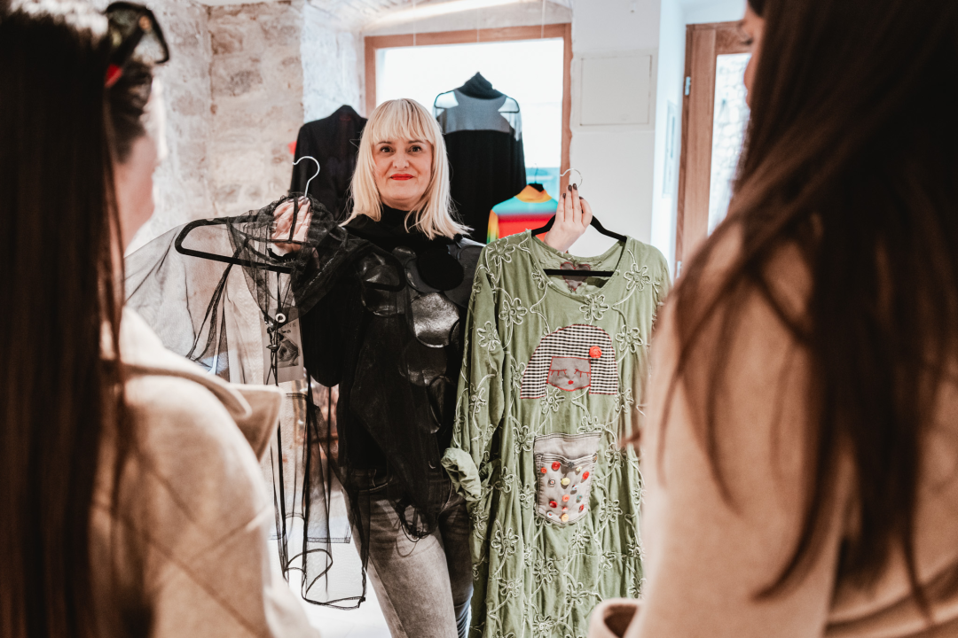 Galerija Juraj Dalmatinac u povodu Dana žena časti popustom na dizajnersku odjeću te Murtićeve i Vežine umjetnine